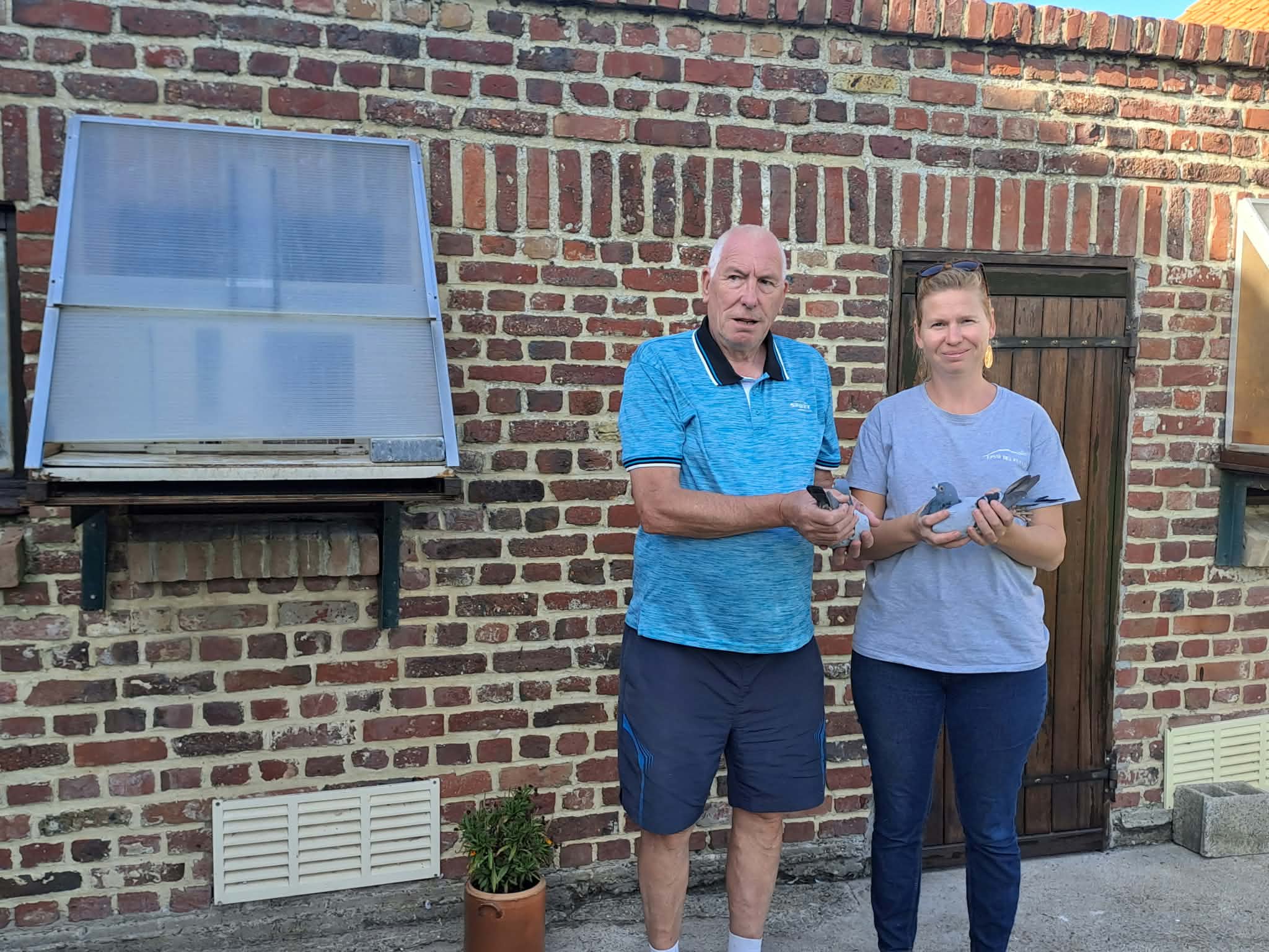 Régis et sa Fille Hélène devant leur colombier dans le coeur des Flandres. Régis est colombophile depuis 1976... Il a commencé avec son papa.
En 1980, il commence à jouer seul à Steenvoorde.En 2011, sa fille Hélène, à l'achat de sa maison à Zermezeele, devient à son tour une colombophile. 
Depuis 2021, le duo père-fille s'unit pour devenir la Team Régis et Hélène Odul.