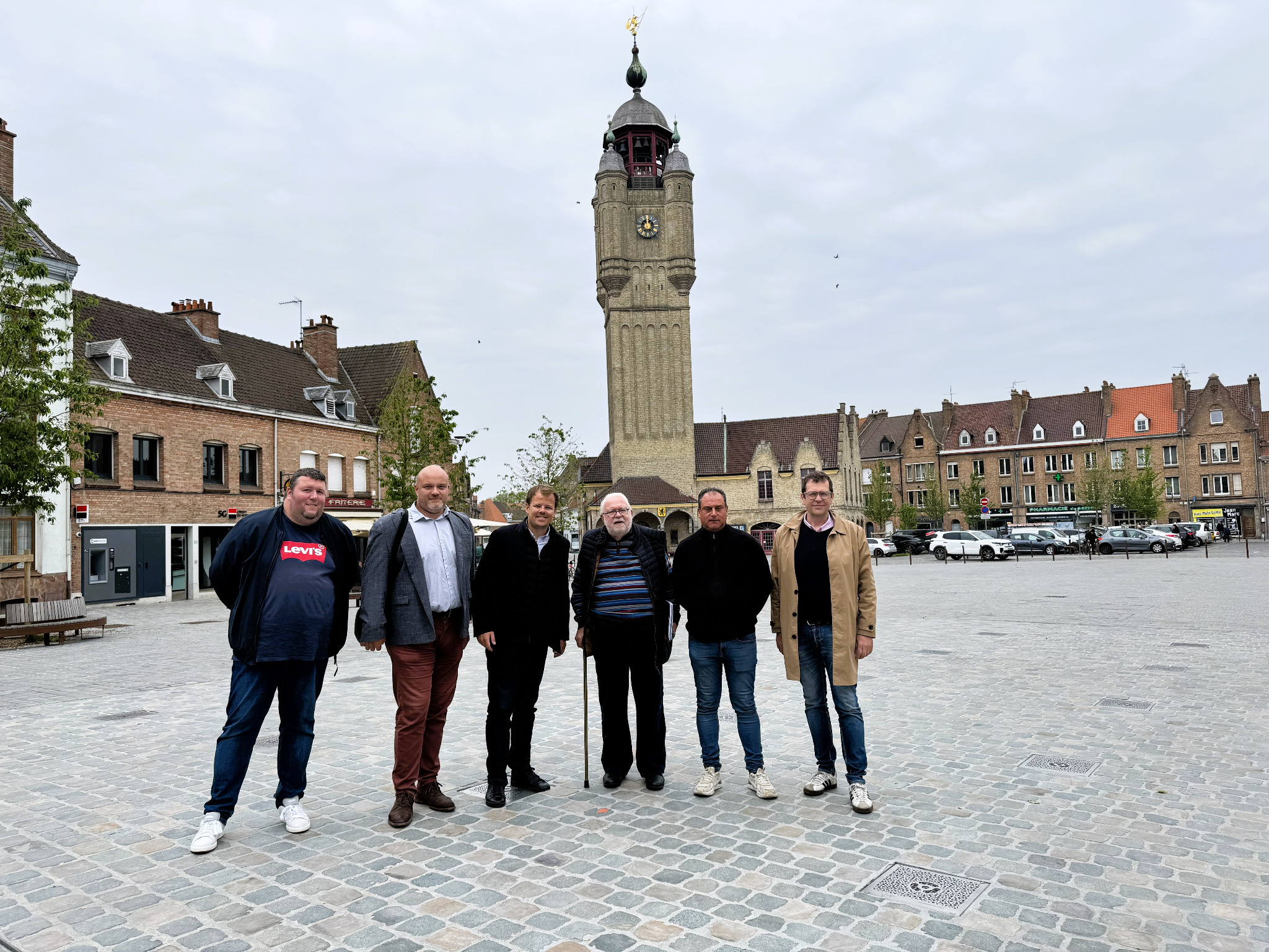 Rencontre pour la préparation des congrès colombophiles sur la place de Bergues, devant le beffroi