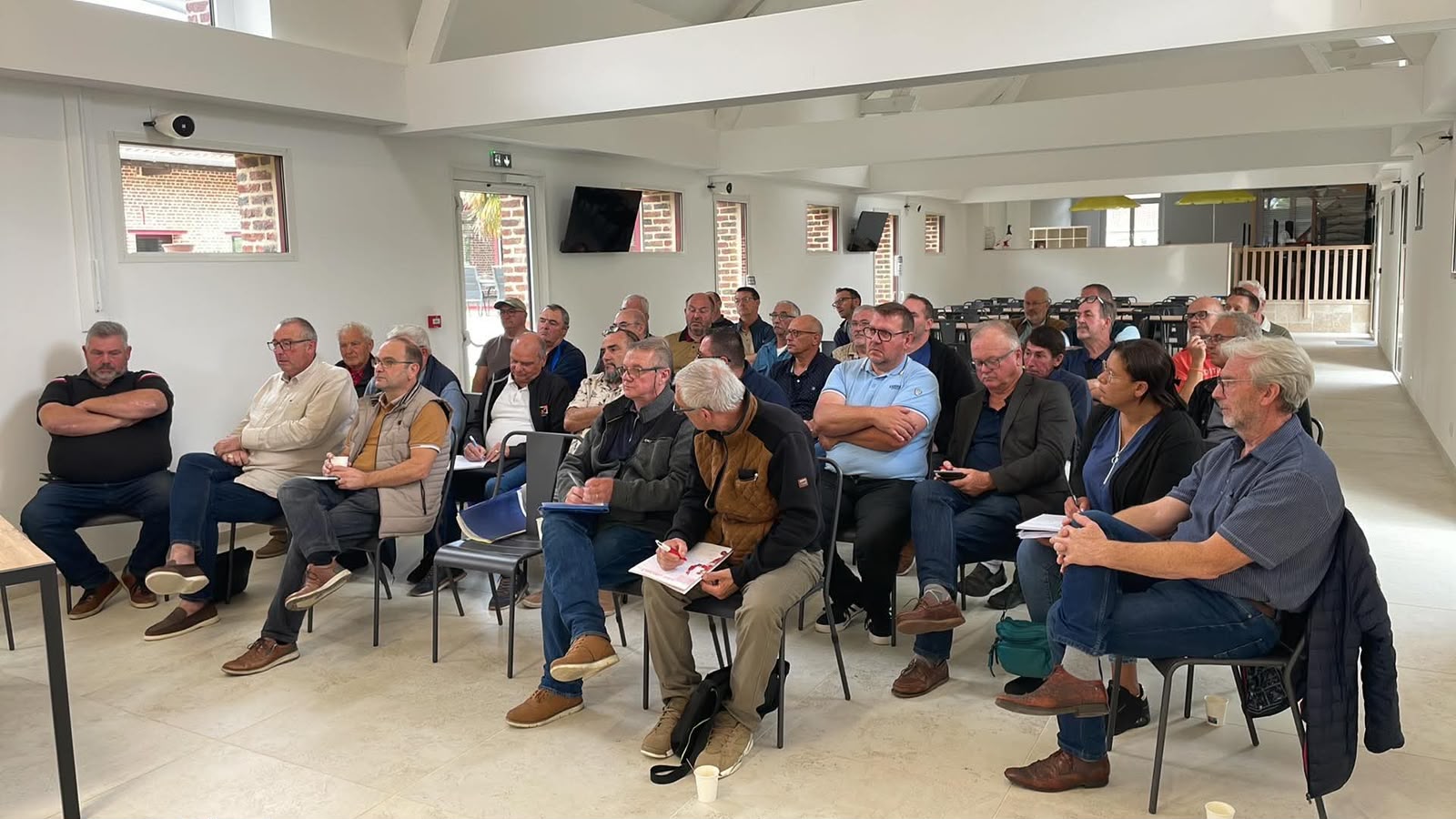Des responsables colombophiles réunis dans une salle, plusieurs prenant des notes, lors de la matinée du 26 septembre 2026.