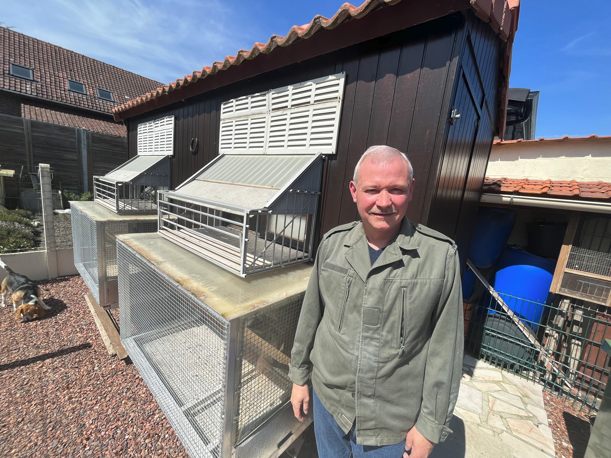 Didier Leplus, à Vermelles devant le colombier.