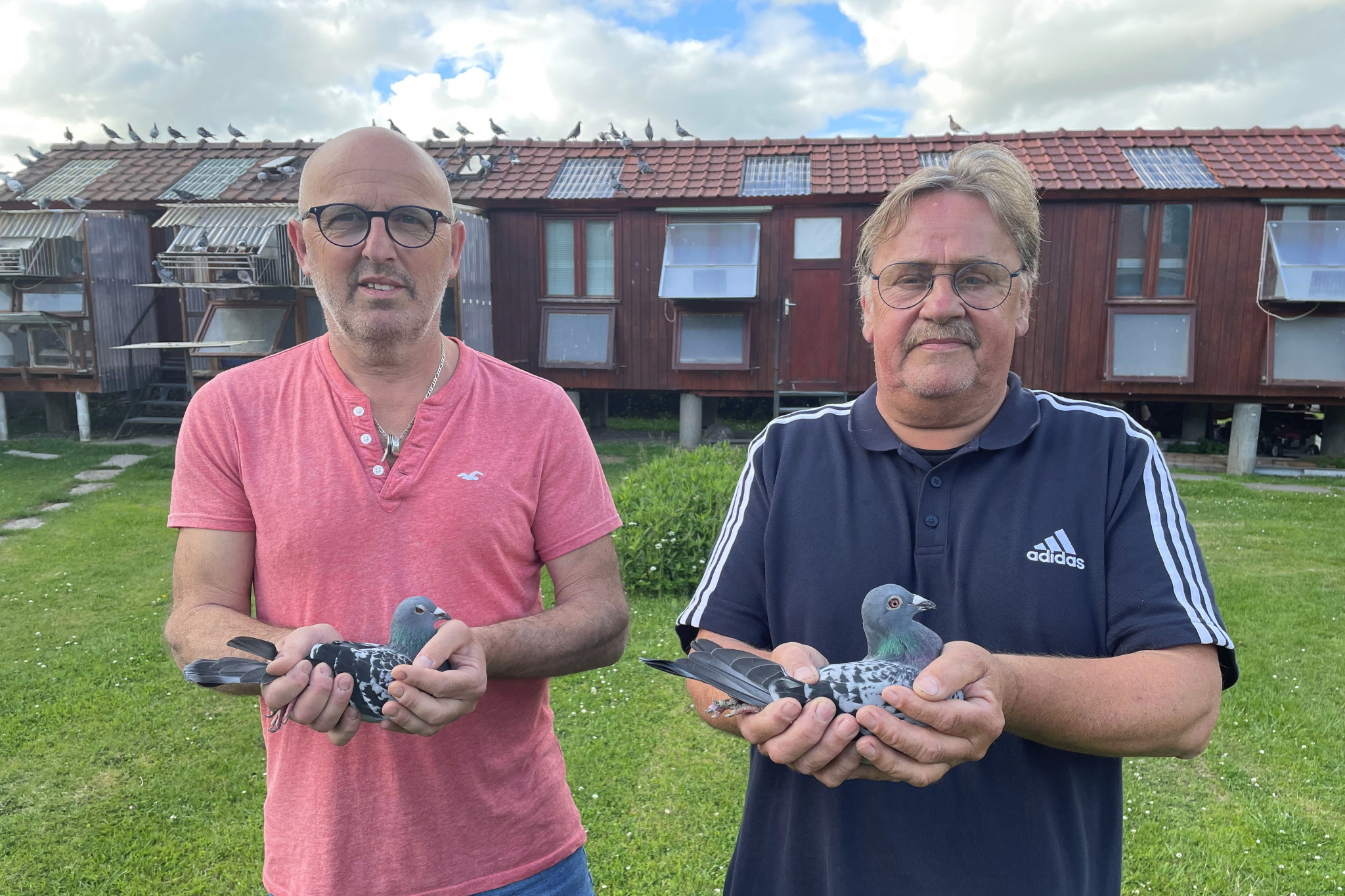 Olivier Merlin et Alain Motheron devant leur colombier, à Wizernes.